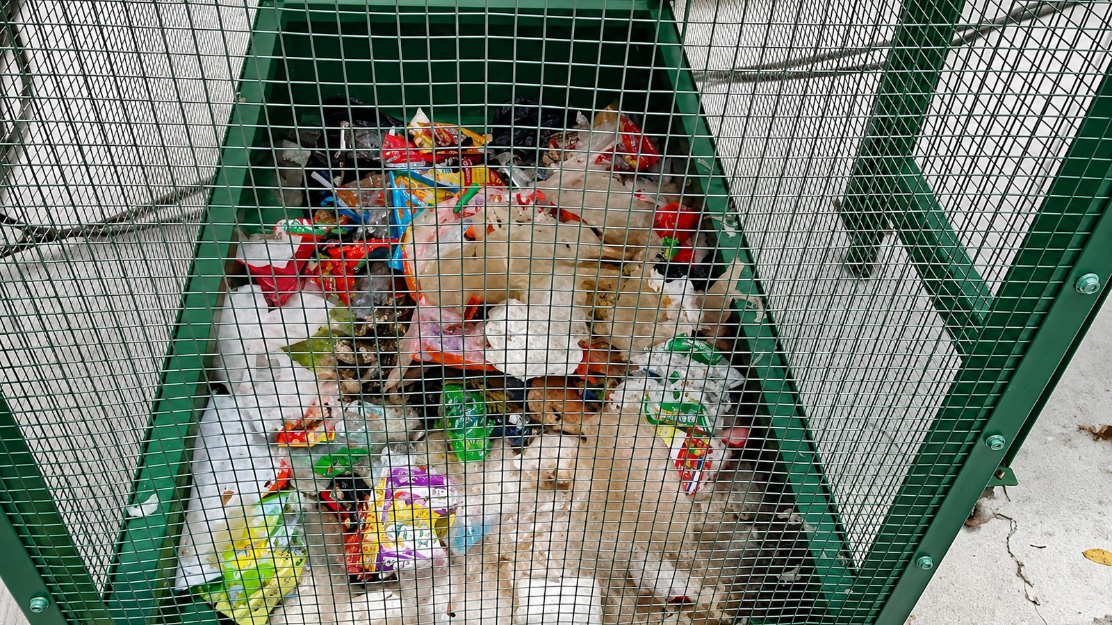 pemilah sampah penampungan sampah plastik